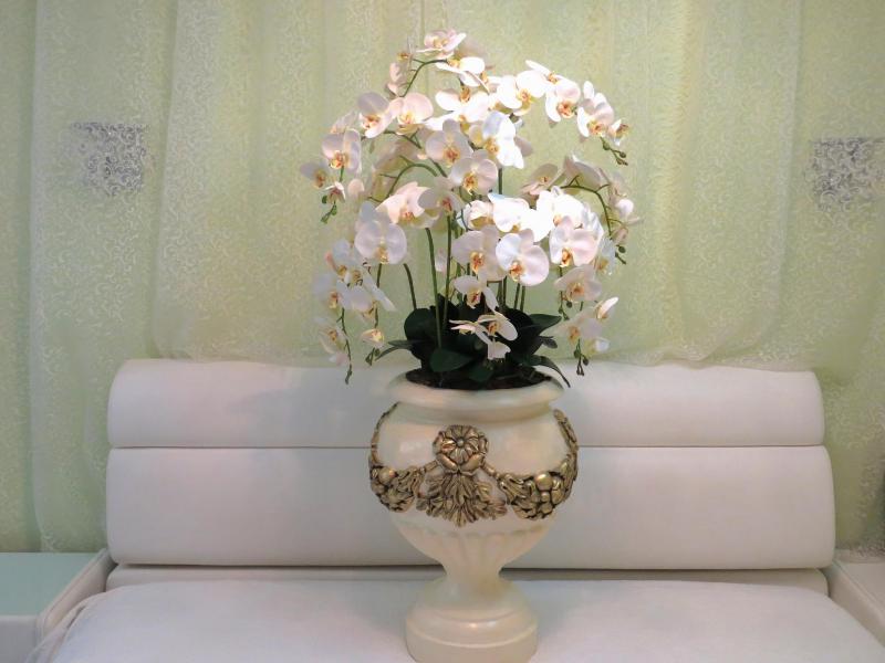 Снежная гостья Напольная композиция из искусственных цветов
