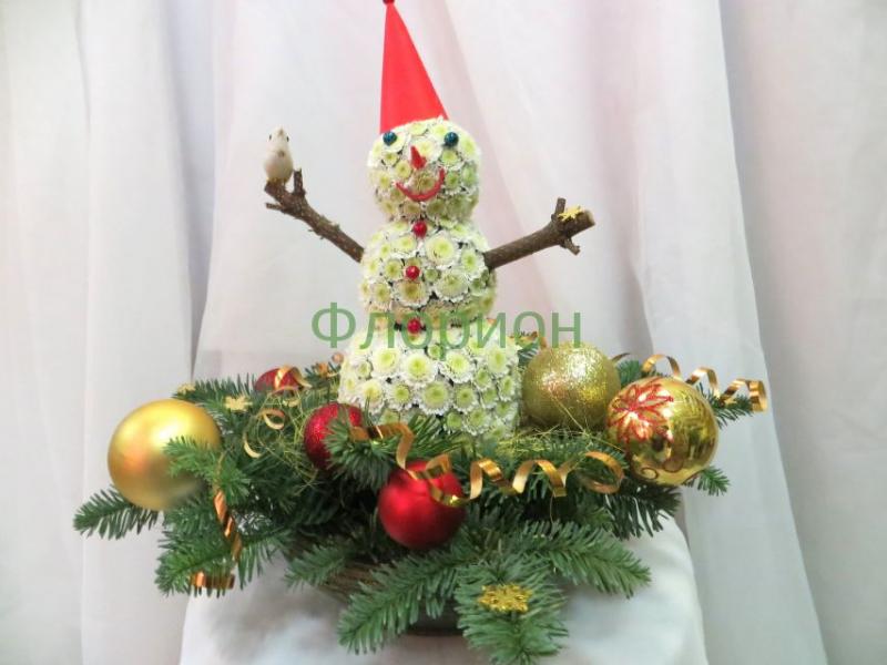 Счастливый снеговик с еловыми ветками