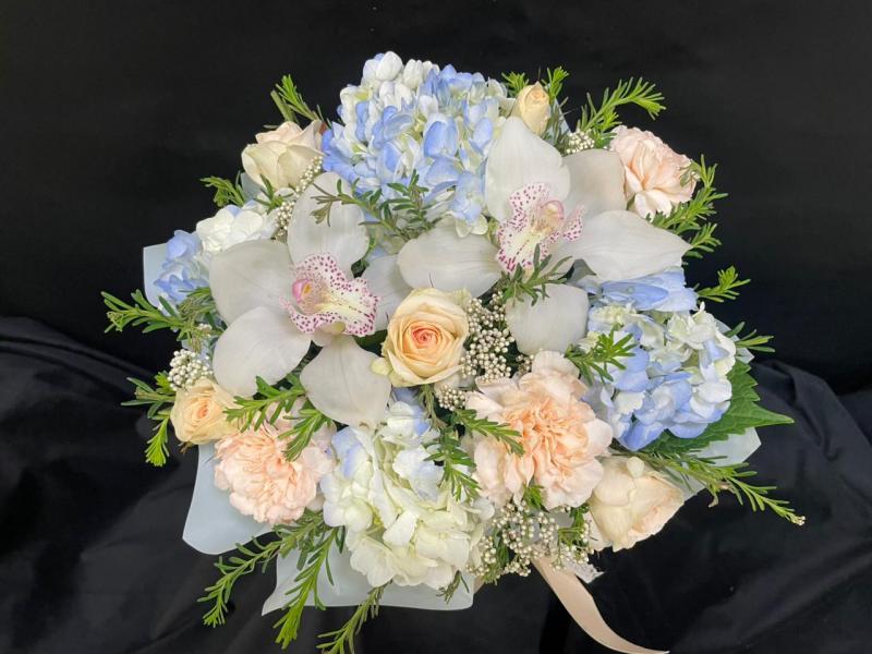 Какое небо голубое Цветы в шляпной коробке