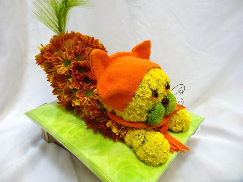 Игрушка из цветов котик Оранжевая шапочка