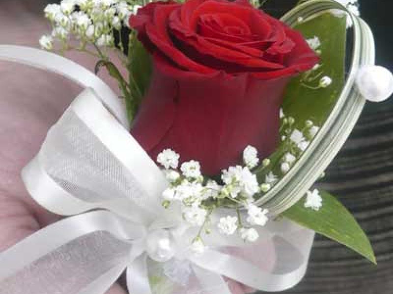 Бутоньерка для жениха Красная роза 2