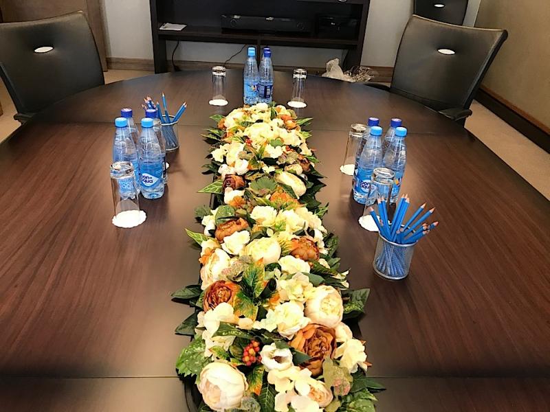 Композиция на стол переговоров Слово золото (Б)