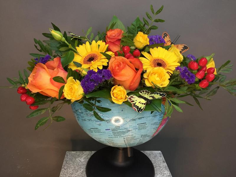 Цветы на день учителя Глобус с цветами