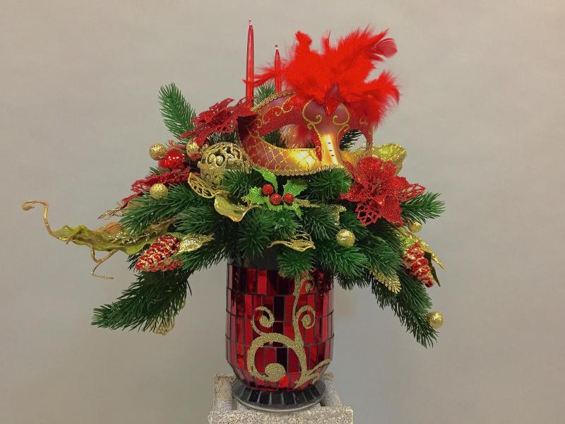 Новогодняя композиция из искусственных цветов Тайная пляска огонька