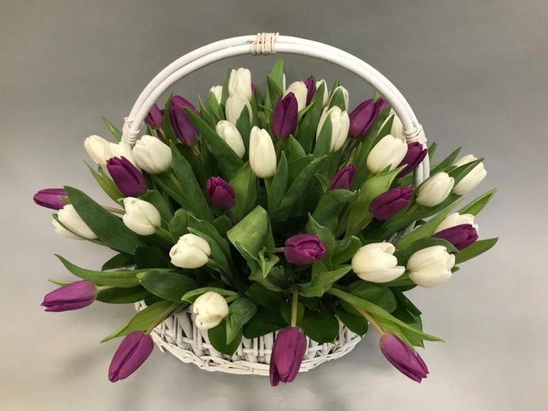 Весна – свежие отношения Корзина с тюльпанами