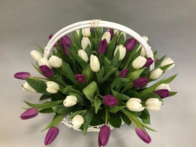 Весна – свежие отношения Корзина с тюльпанами