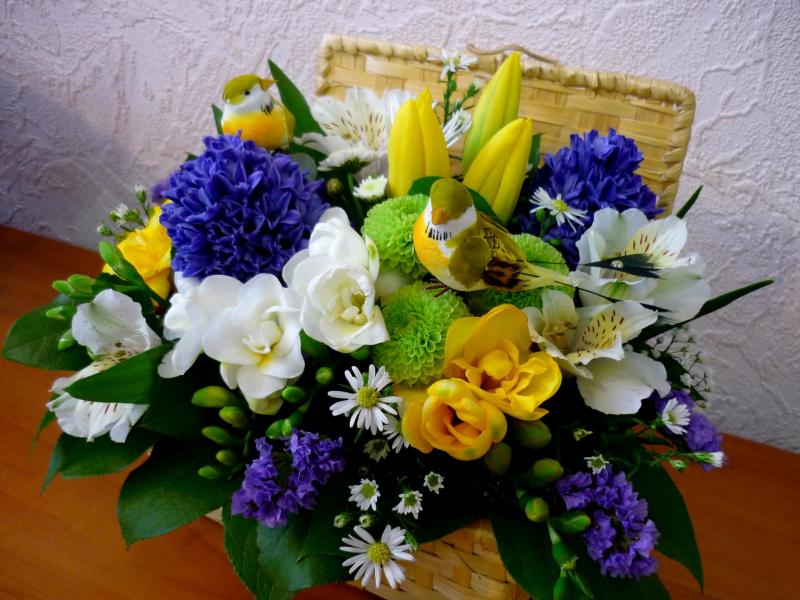Композиция из цветов Сундучок с радостными цветами