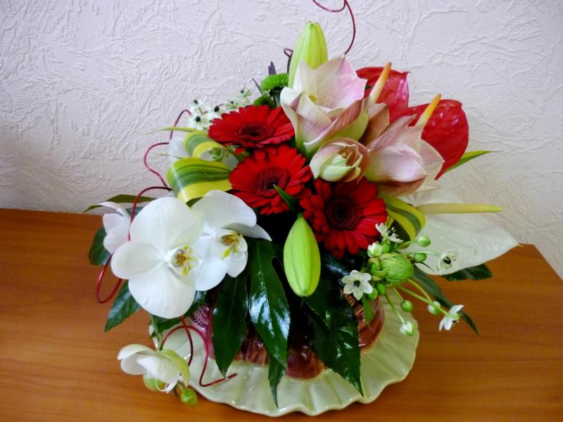 Композиция из цветов Ваза-шляпа хорошо