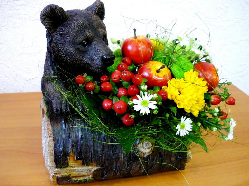 Композиция с цветами Мишка с цветами