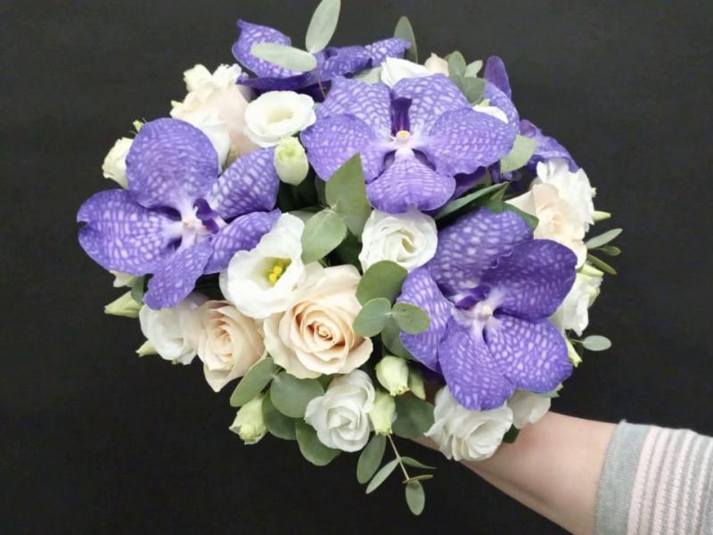 Свадебный букет с орхидеями Мир в синеве глаз