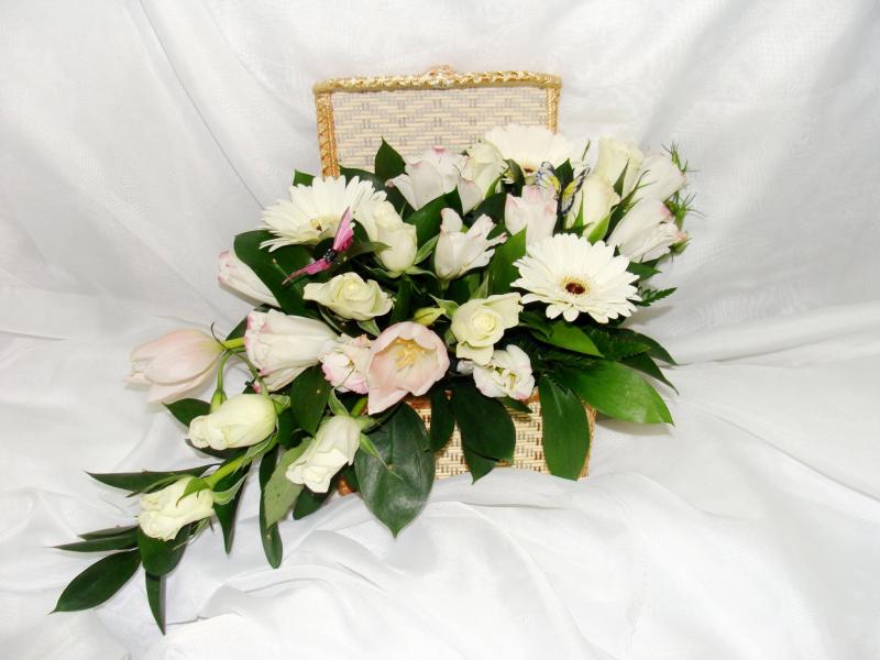 Композиция из цветов Сундучок с цветами 1