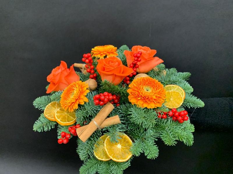 Новогодняя композиция с еловыми ветками Цвет мандарина 