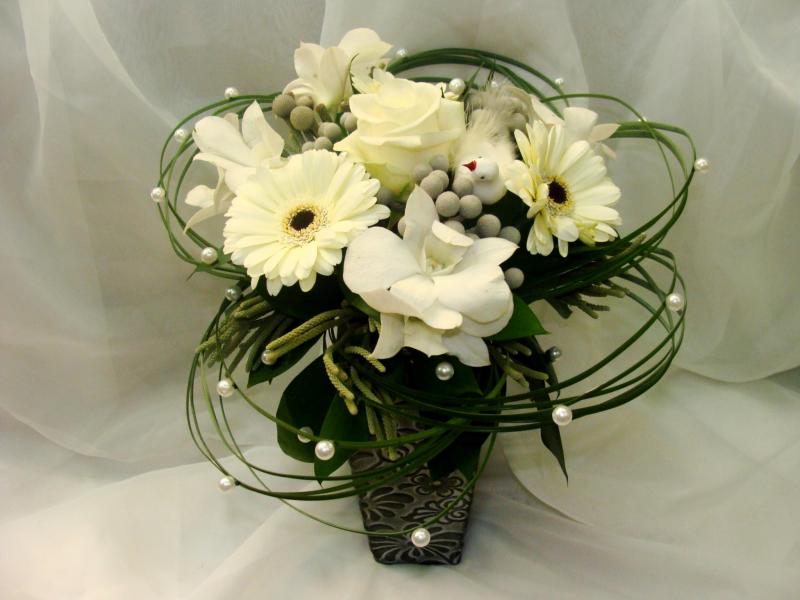 Композиция из цветов Белый Сатурн