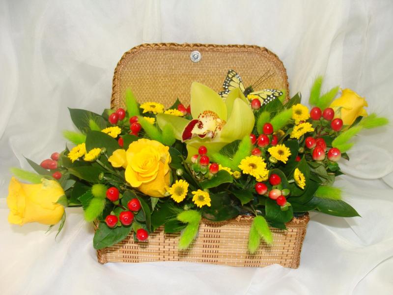 Композиция с живыми цветами Сундучок с цветами 2