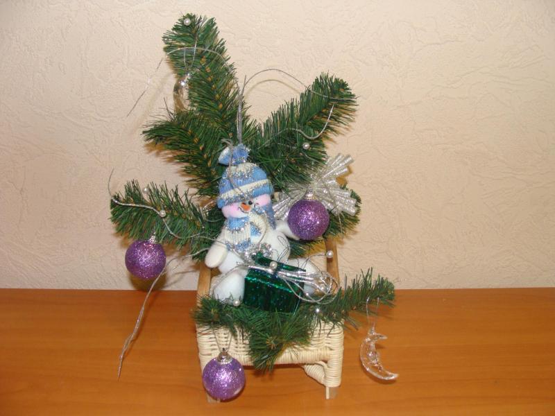Новогодняя композиция Снеговик с елкой