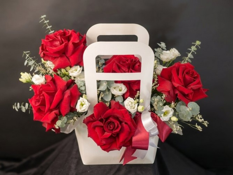 Композиция из красных роз «Любовь с первого взгляда»