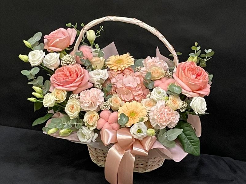 Корзина цветов Каждому счастья – горстями