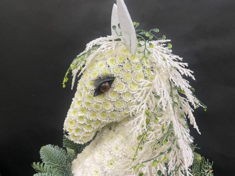 Новогодняя лошадка из цветов Зльвира