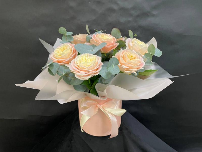 Цветы в шляпной коробке Нежный круг