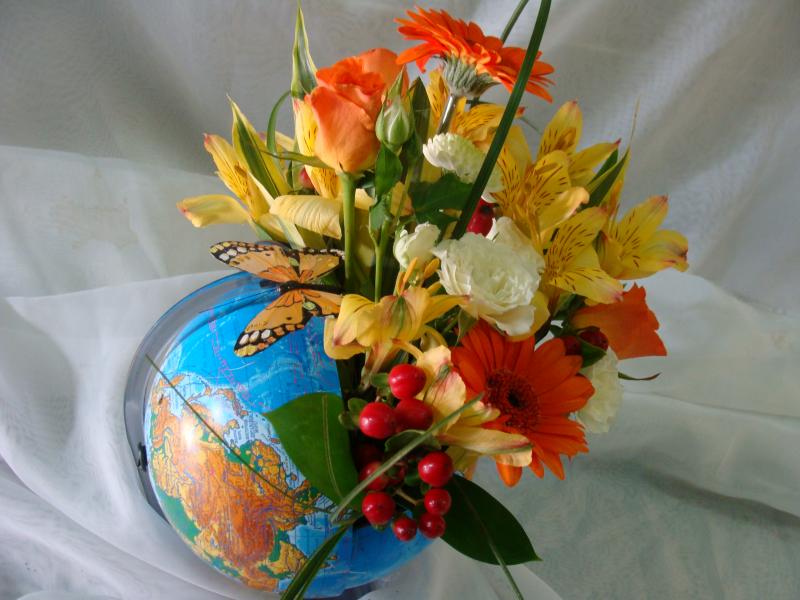 Композиция из цветов на день учителя Глобус