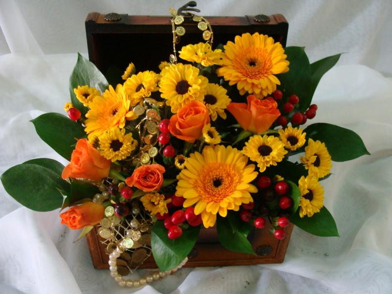Композиция из цветов Сундучок с сокровищами