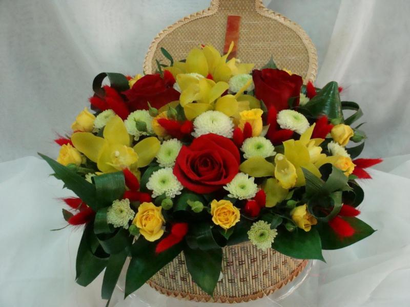 Композиция из цветов Сундучок с цветами 3