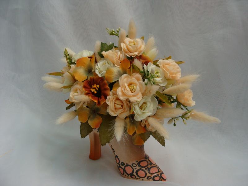 Композиция из искусственных цветов Башмачок удачи