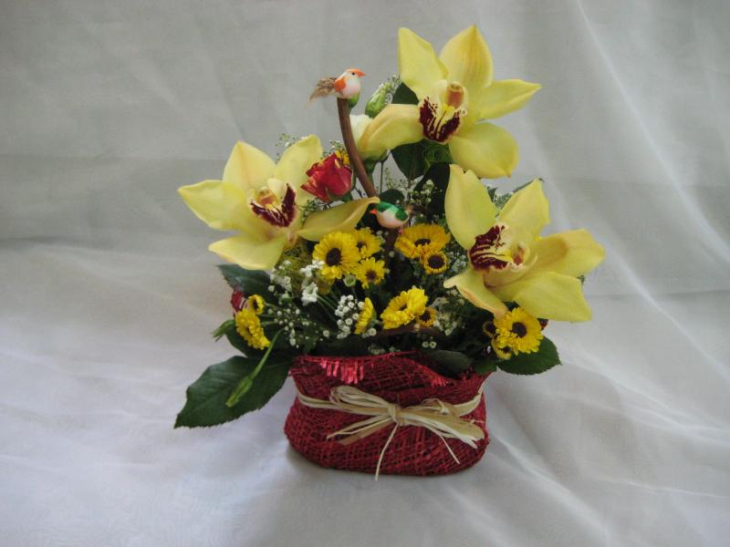Композиция из цветов Желтые орхидеи