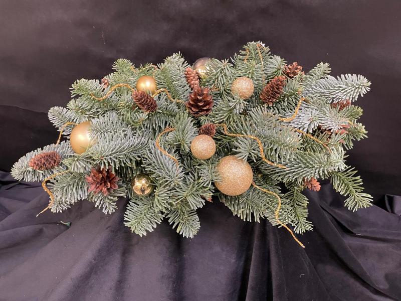 Золотистый иней Новогодняя композиция из нобилиса 