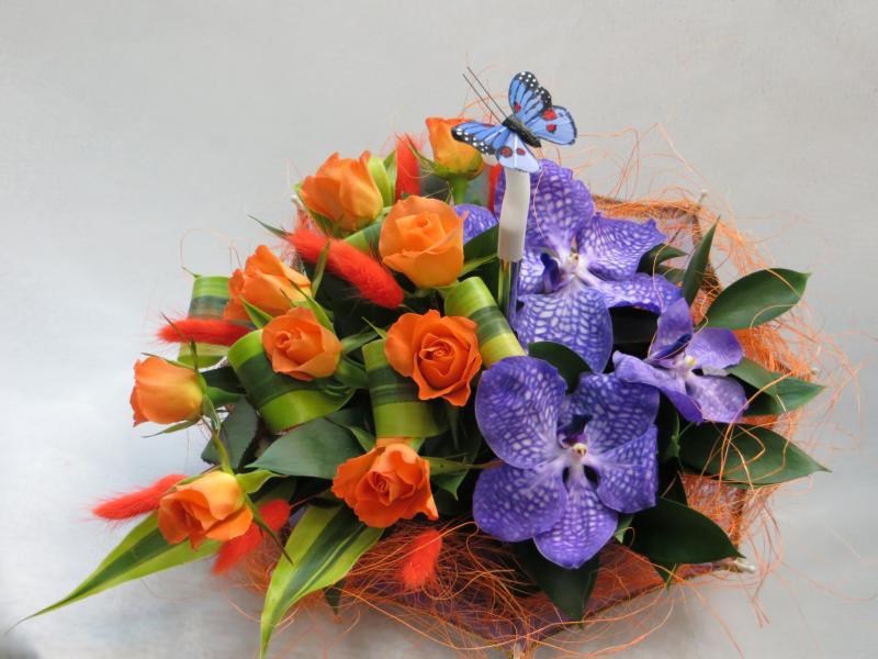 Композиция из цветов на стол Бабочка