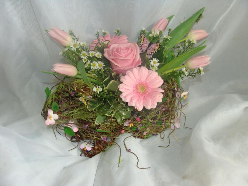 Композиция из цветов  Заяц