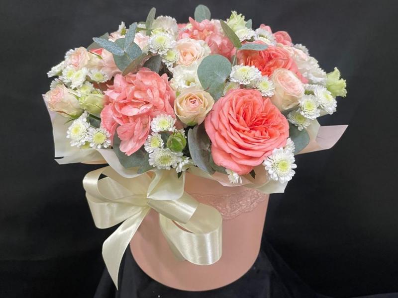 Лучезарная улыбка Цветы в шляпной коробке