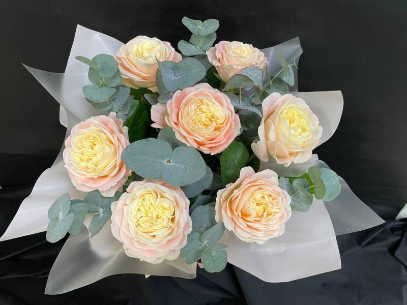 Цветы в шляпной коробке Нежный круг