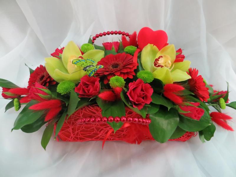 Композиция из цветов Красная сумочка