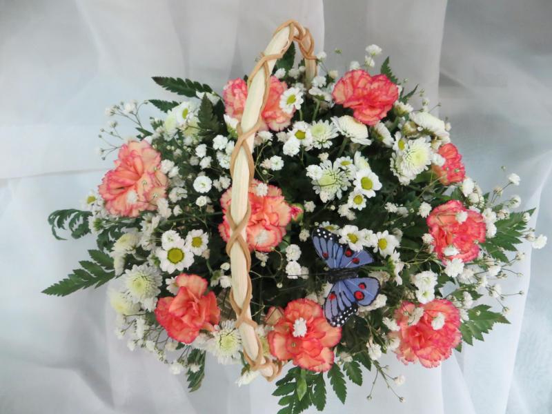 Корзина из живых цветов С бабочкой