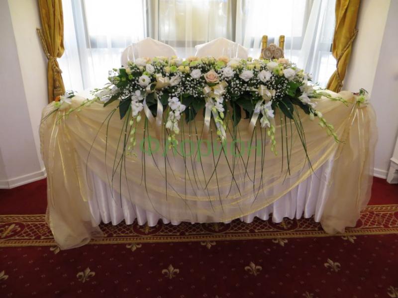 Цветы для оформления свадебного стола тканью Время