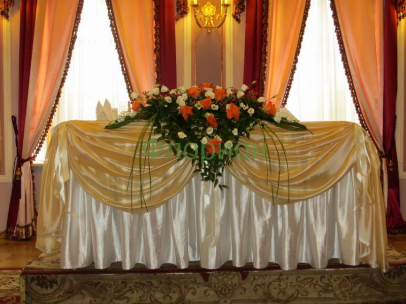 Цветы для украшения свадебного стола тканью Столетия
