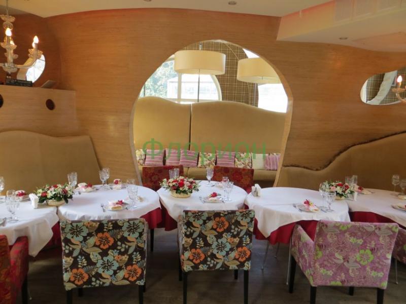 Скромное украшение зала живыми цветами Ресторан Кокон