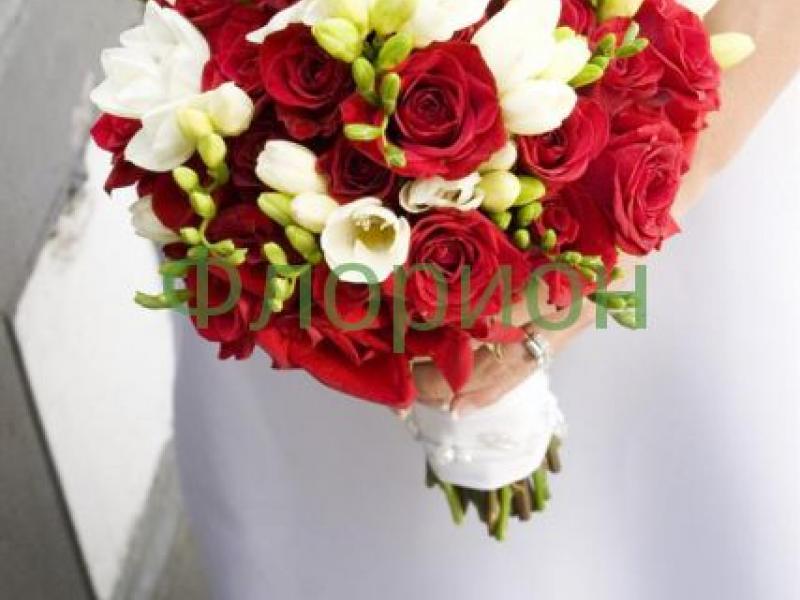 Букет невесты из роз Красно-белый шар