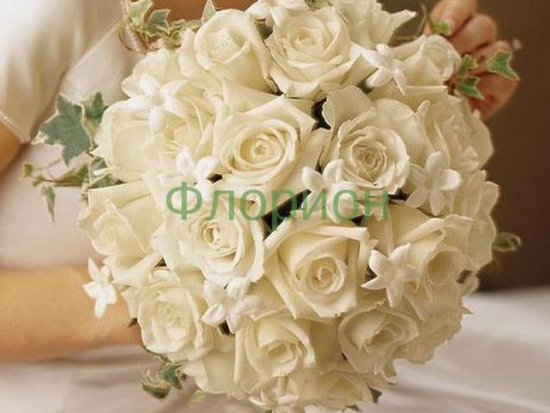 Белый букет невесты с розами Круглый снежок