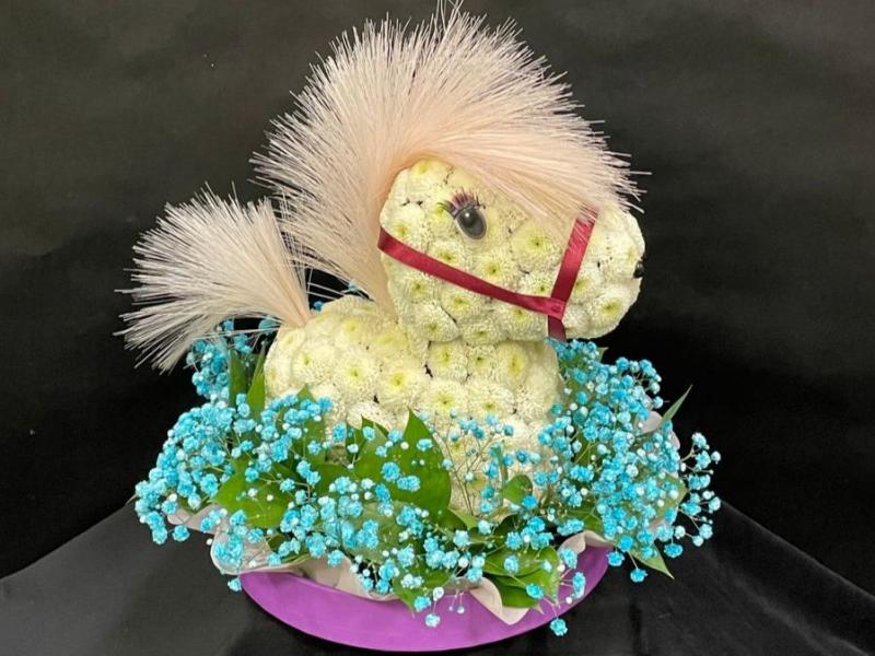 Ясная Лошадка из цветов