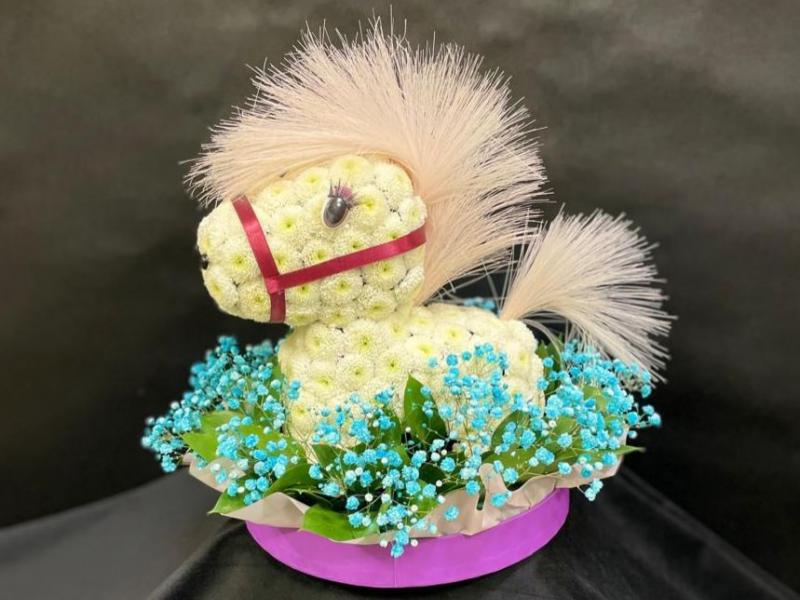 Ясная Лошадка из цветов