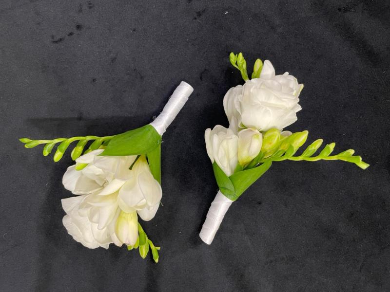 Две бутоньерки жениха Искристы и чисты