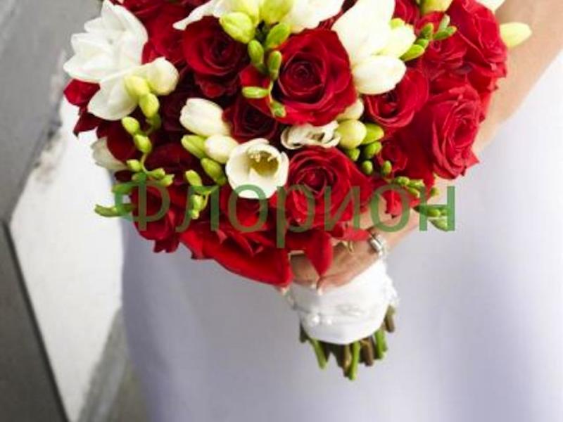 Букет невесты с фрезиями Красно-белый шар
