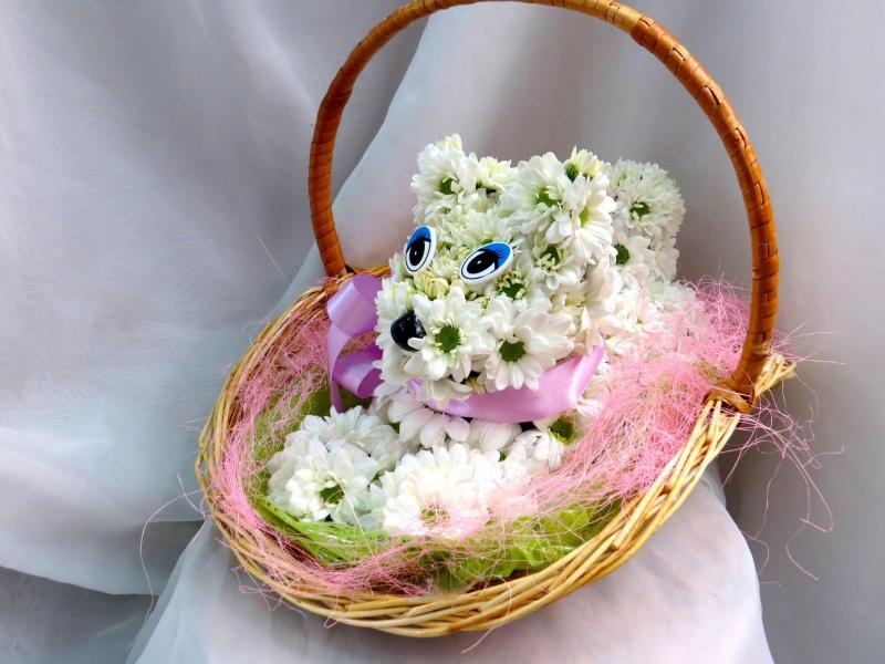 Котенок в корзине Фигурка из цветов
