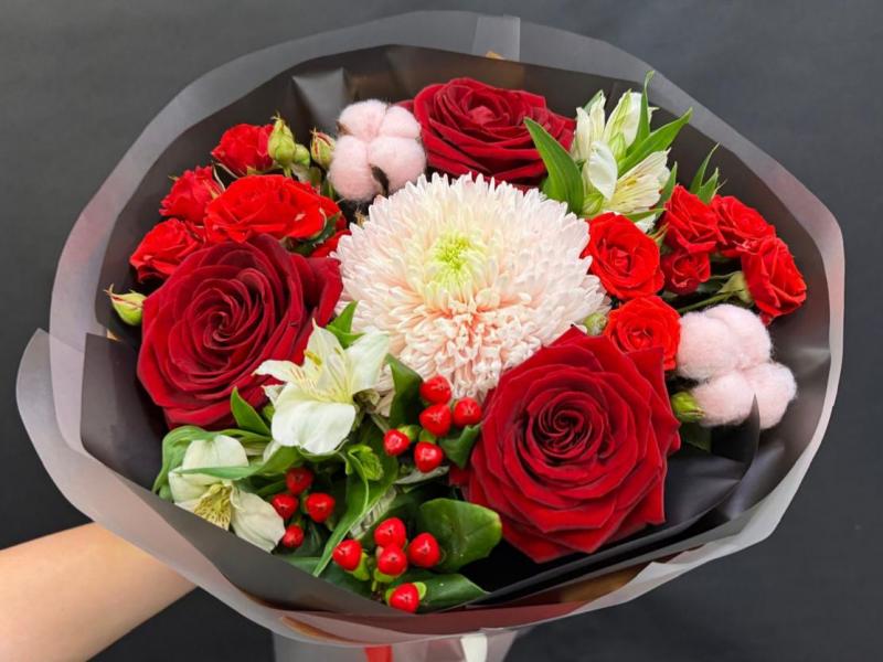 Букет цветов с розами Манящий свет