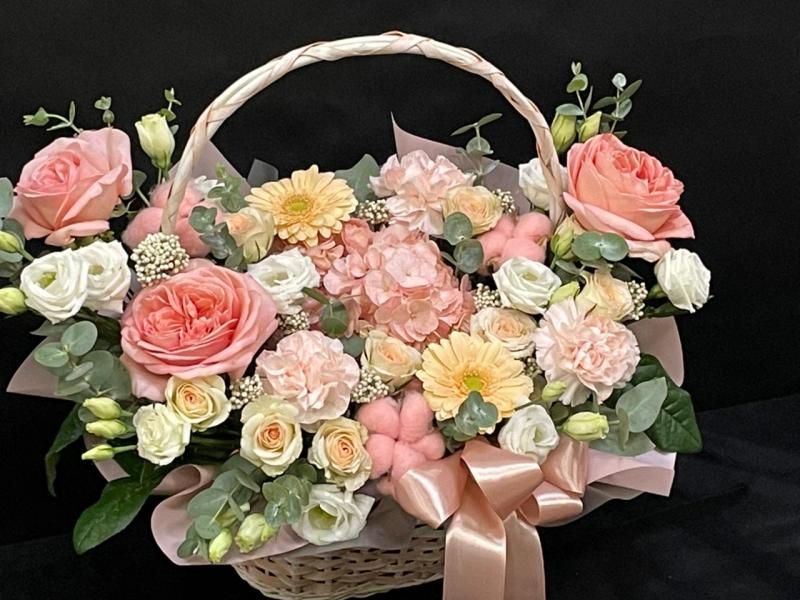 Корзина цветов Каждому счастья – горстями