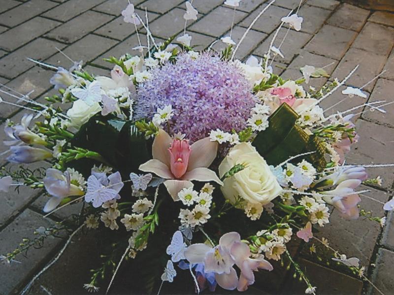 Композиция цветов С бабочками