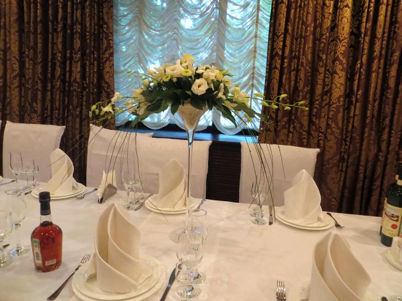 Цветы для оформления гостевого стола Мархал
