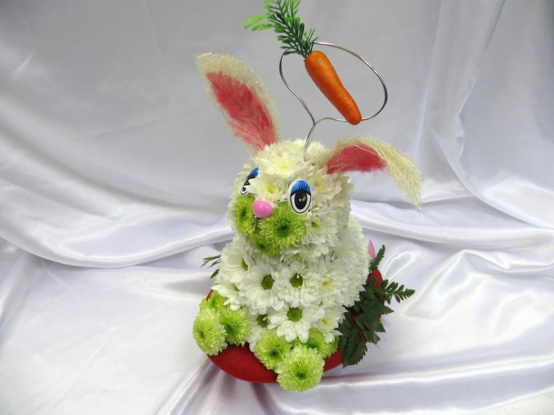Игрушка из цветов Кролик в шляпке